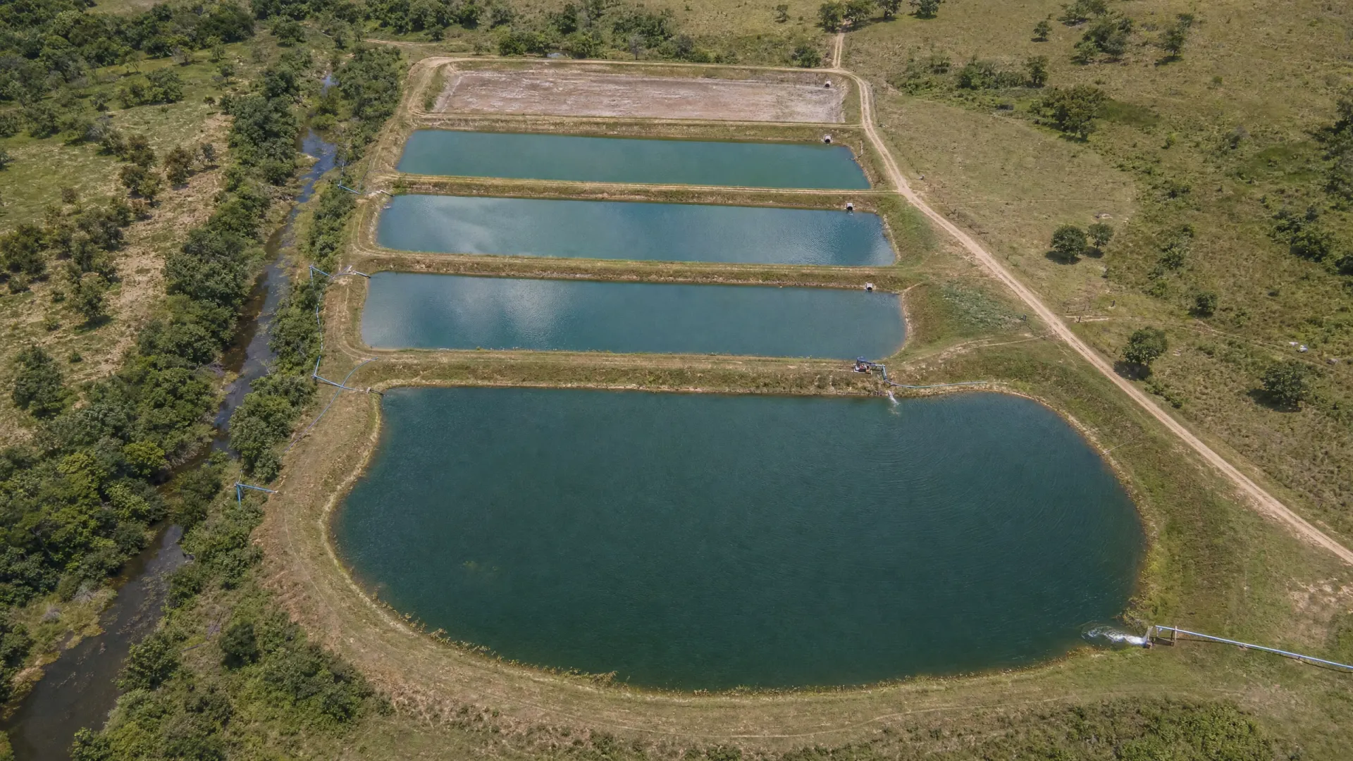 Vista aérea dos tanques de criação na Fazenda Nova Esperança, Rochedo-MS
